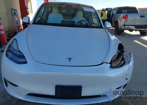 2022 Tesla Model Y Long Range Dual Motor All-Wheel Drive z USA, uszkodzony, nr VIN 7SAYGDEE4NF325837